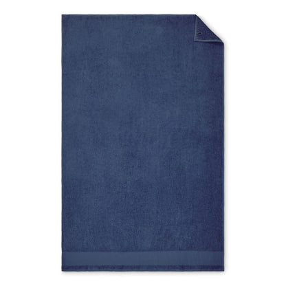 Toalla azul colgada mostrando textura