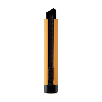 Cúter naranja con hoja extendida