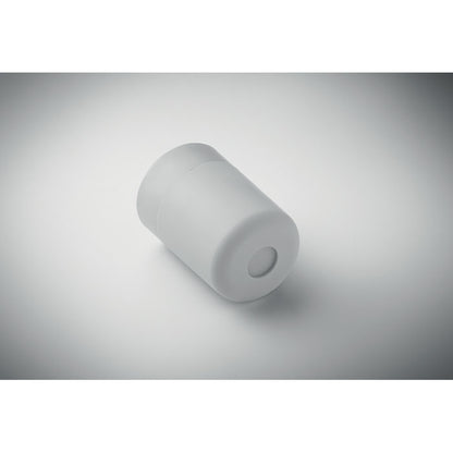 Vaso blanco tumbado sobre fondo claro