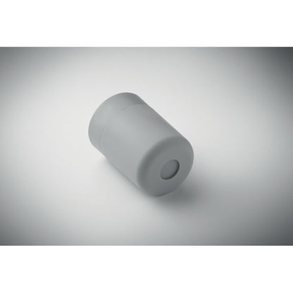 Vaso gris tumbado sobre superficie clara