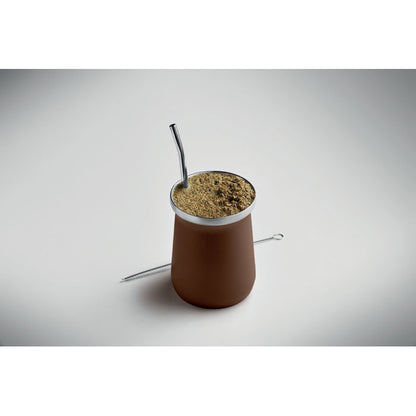 Vaso de yerba mate marrón con yerba en el interior
