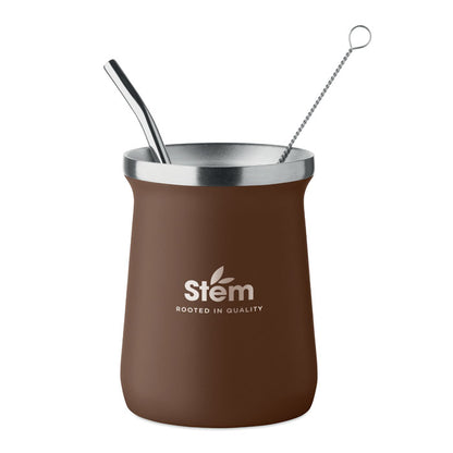 Vista frontal del vaso de yerba mate marrón