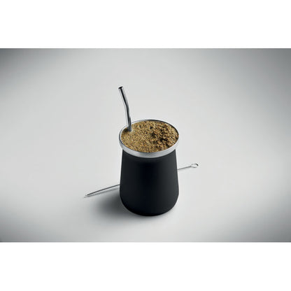 Vaso negro con yerba preparada