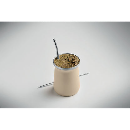 Vista superior del vaso beige con yerba