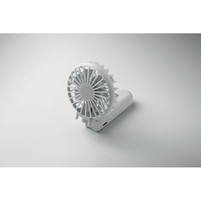 Ventilador blanco visto en ángulo lateral