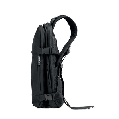Mochila de cabina colocada en pasillo de aeropuerto