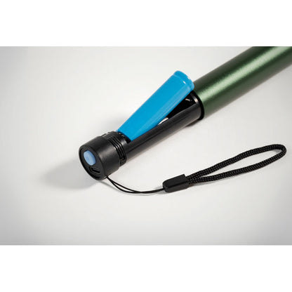 Mano sujetando linterna recargable verde