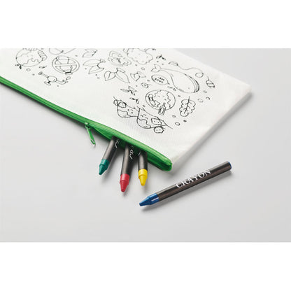 Detalle del estuche infantil con lápices de colores apoyados