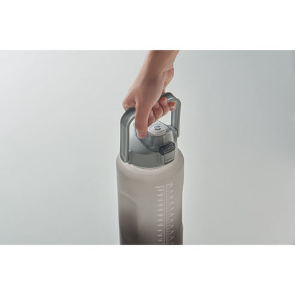Botella sostenida con una mano