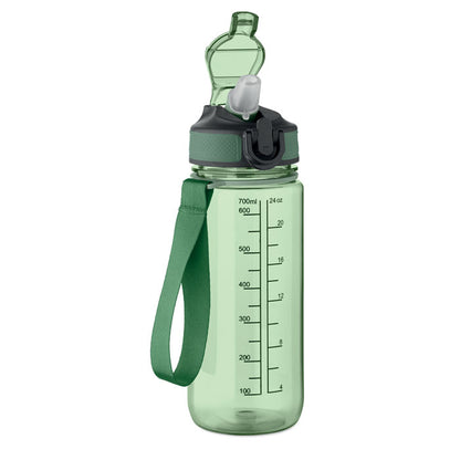 Botella verde con tapa abierta y pajita