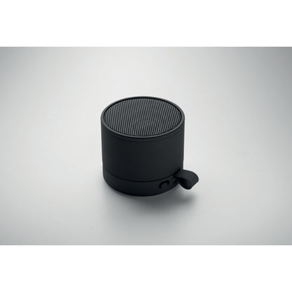 Altavoz portátil negro sobre fondo gris