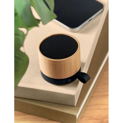 Altavoz inalámbrico sobre mesa de madera
