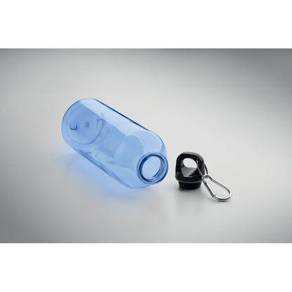 Botella RPET azul tumbada con tapón y mosquetón