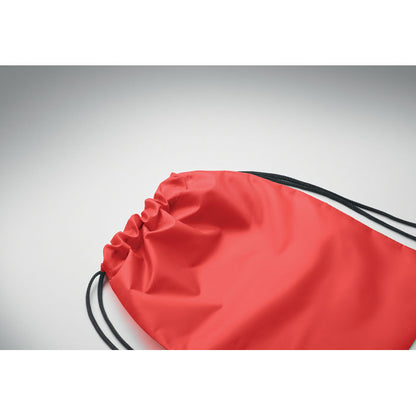 Detalle de mochila roja vista lateral