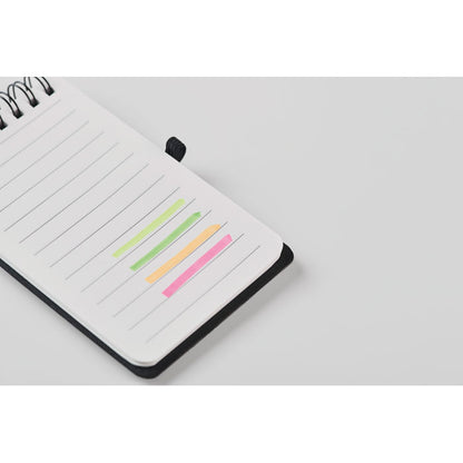 Uso de rotuladores fluorescentes para subrayar en cuaderno