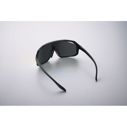 Gafas deportivas negras apoyadas en superficie