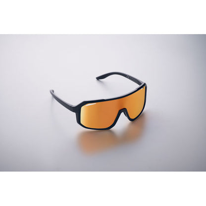 Gafas multicolor apoyadas en ángulo sobre fondo claro