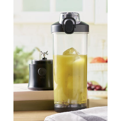 Licuadora portátil 600 ml con batido verde, vista en ángulo