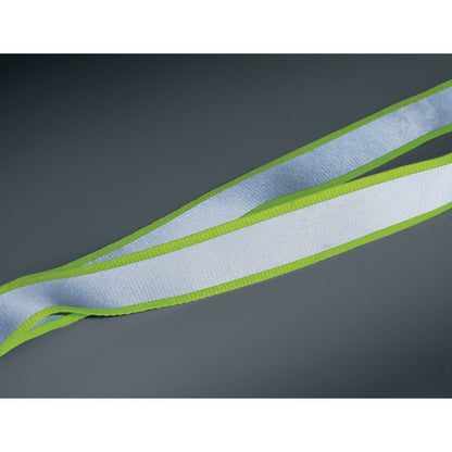 Detalle de banda reflectante verde en lanyard RPET