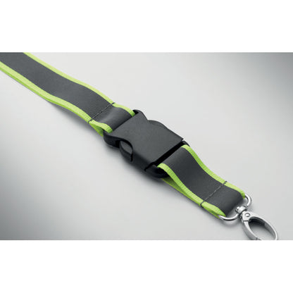 Detalle de hebilla de seguridad en lanyard verde