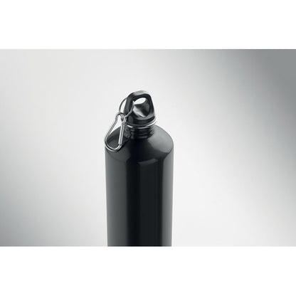 Detalle superior de botella negra con mosquetón