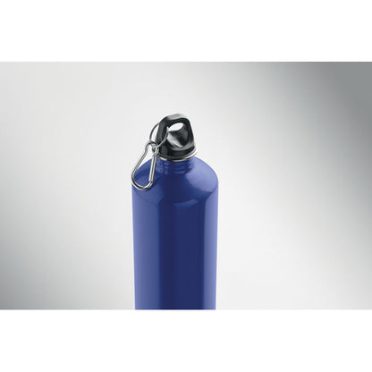 Detalle superior de botella azul con mosquetón