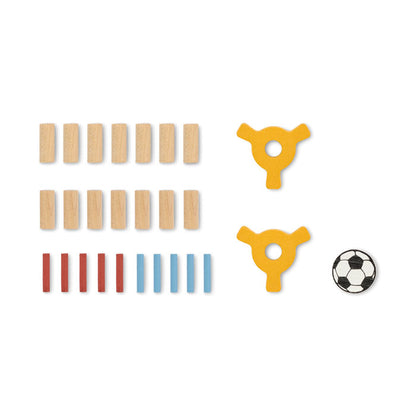 Piezas del juego de fútbol de madera desmontadas