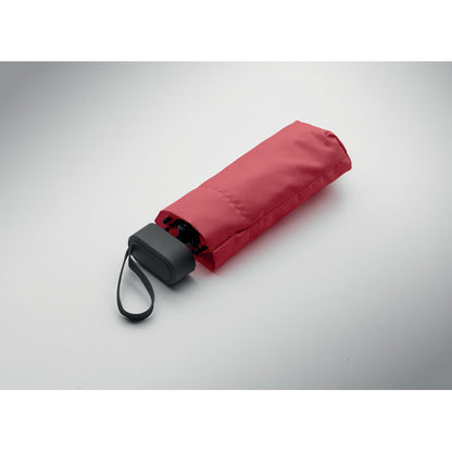 Paraguas plegable rojo cerrado con correa