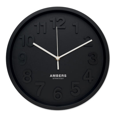 Reloj de pared negro con números en relieve