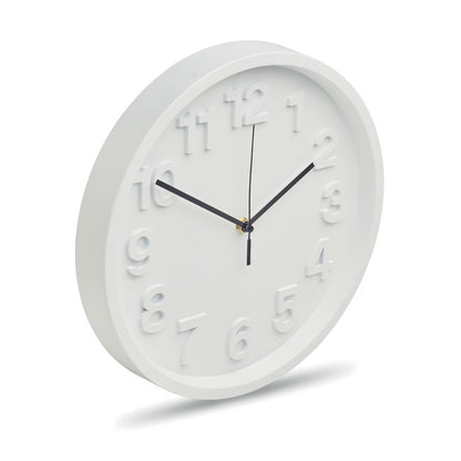 Reloj de pared blanco con números en relieve