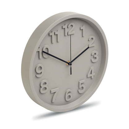 Reloj de pared beige con números en relieve