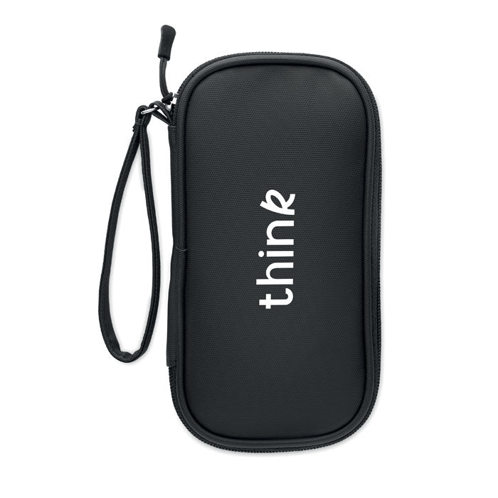 Vista frontal de una bolsa organizadora negra con cremallera y asa, fabricada en material técnico, ideal para llevar accesorios.