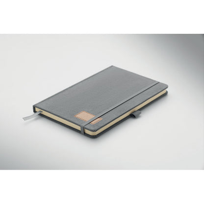 Libreta A5 gris vista en ángulo con esquinas redondeadas