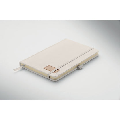 Libreta A5 beige apoyada sobre fondo claro