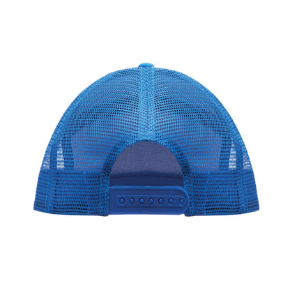 Detalle de la visera plana de la gorra