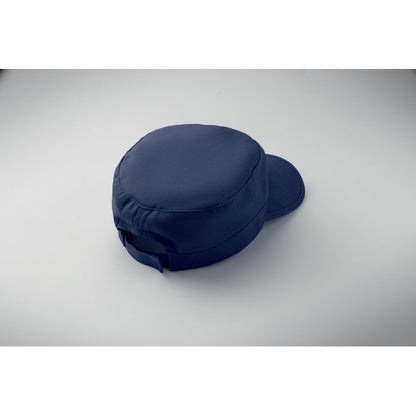 Gorra militar beige vista en ángulo