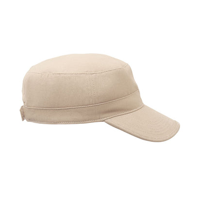 Gorra militar verde oliva vista en ángulo