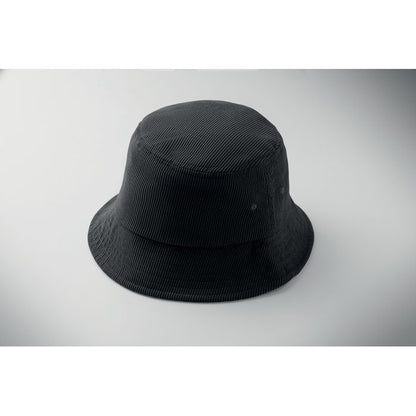 Gorro bucket negro sobre fondo neutro