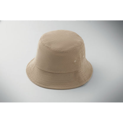 Gorro bucket beige sobre fondo neutro