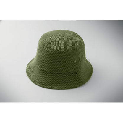 Sombrero bucket verde oliva sobre fondo neutro