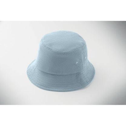 Gorro bucket azul claro sobre fondo neutro