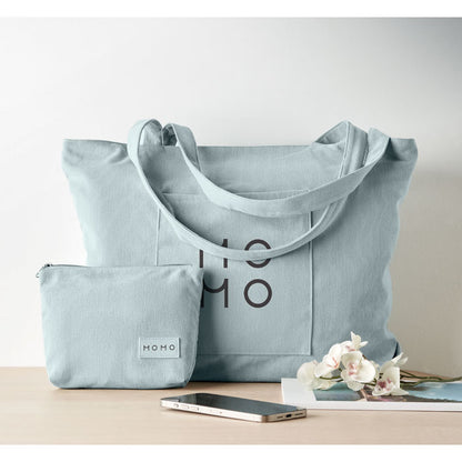 Bolsa azul claro en uso sobre mesa