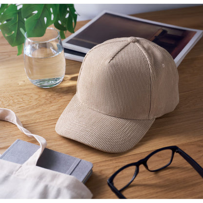 Gorra de pana beige en uso vista lateral