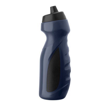 Mano sujetando botella azul oscuro