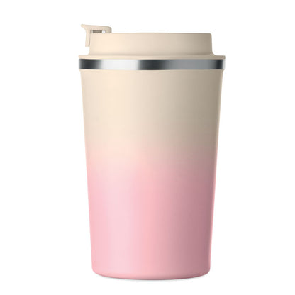 Vaso reutilizable sobre mesa de trabajo