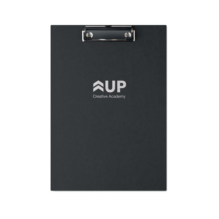 Portapapeles A4 de cartón negro con clip de metal, ideal para uso en oficina o colegio, vista frontal.
