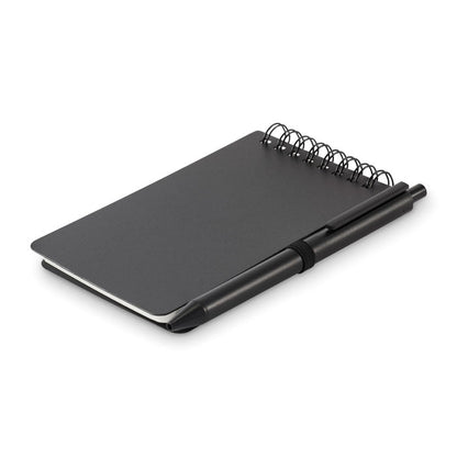 Libreta hidrófuga negra apoyada en superficie