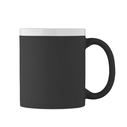 Taza de cerámica negro flúor mate, vista lateral con asa