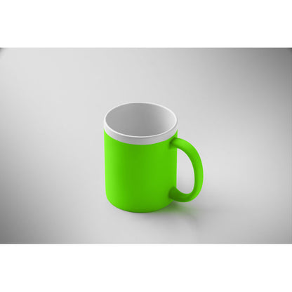 Taza de cerámica verde flúor mate, vista en ángulo
