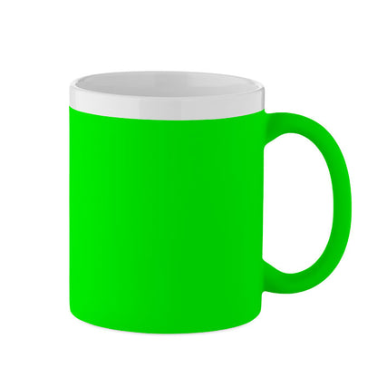 Taza de cerámica azul flúor mate, vista en ángulo